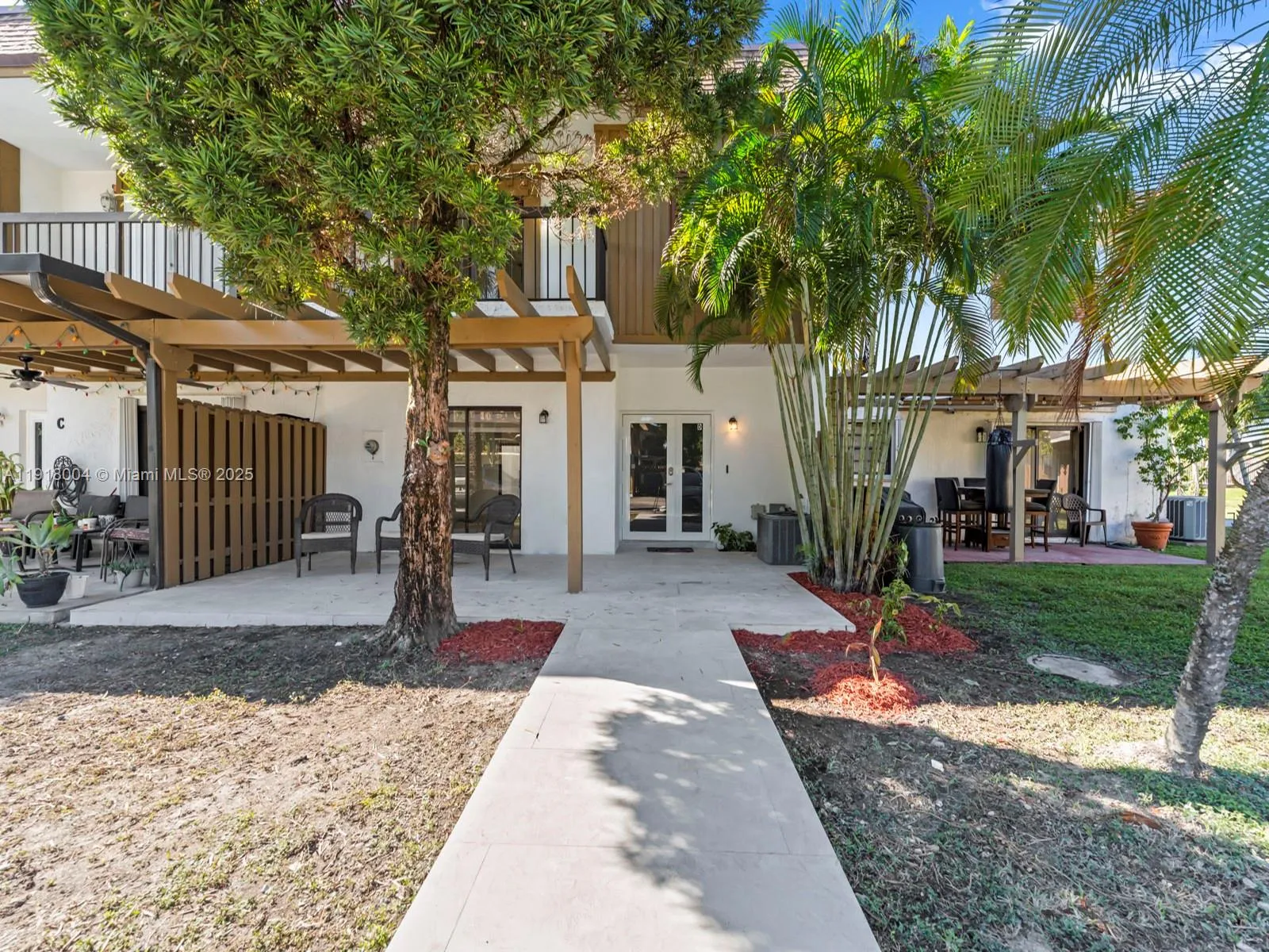 3 bedroom 2 bath for sale at 6885 NW 169th St # 66D, Hialeah FL 33015