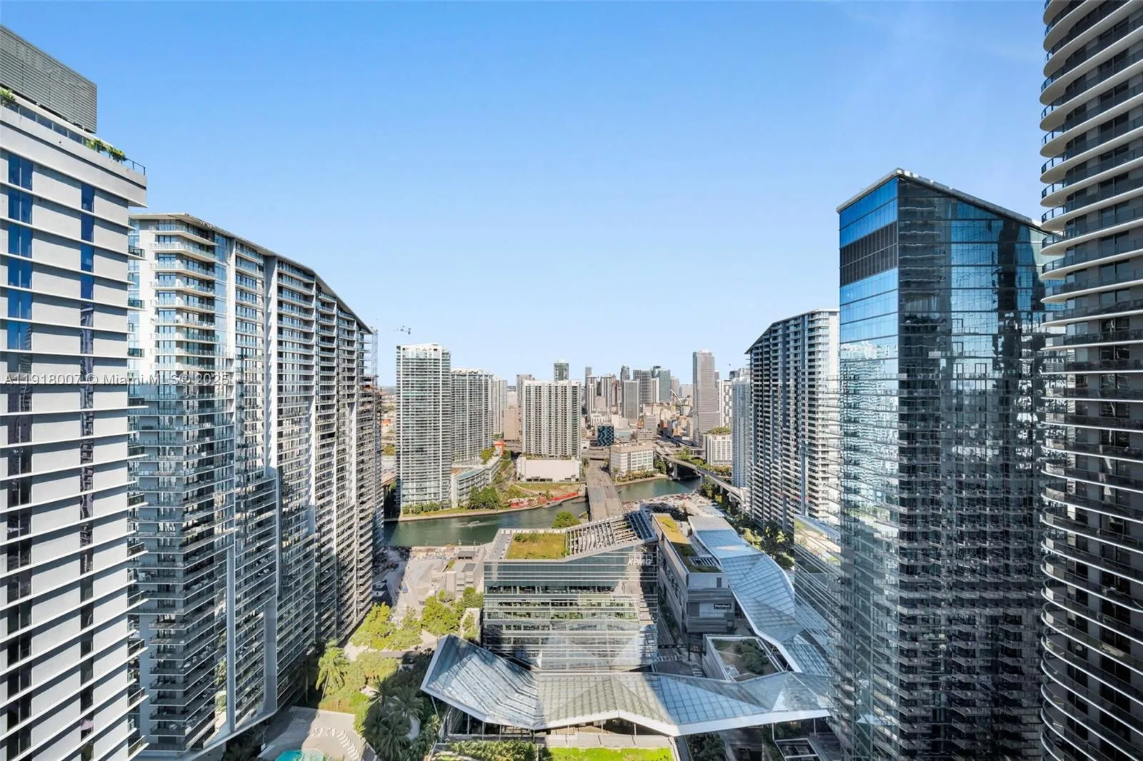 1 bedroom 1 bath for sale at 45 SW 9th St # 3909, Miami FL 33130