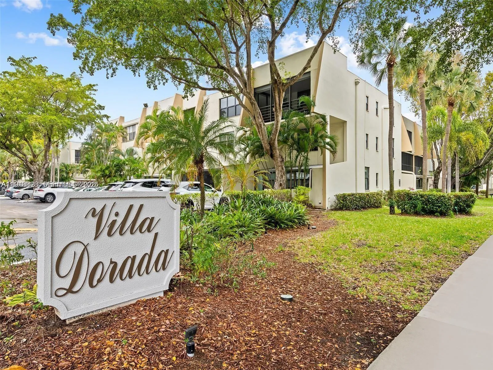 3 bedroom 2 bath for sale at 20200 W Country Club Dr # 112, Aventura FL 33180