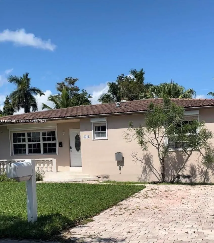 3 bedroom 2 bath for sale at 1531 Moffett St, Hollywood FL 33020