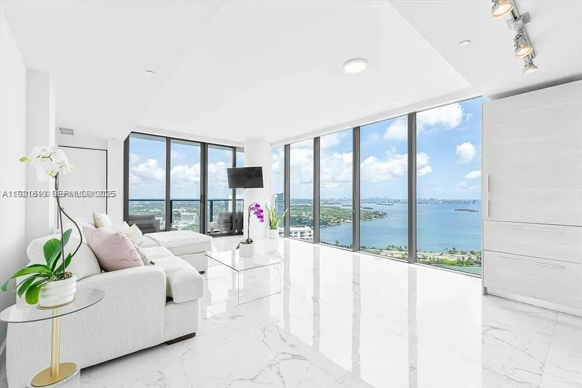 1 bedroom 1 bath for sale at 650 NE 32nd St # 3808, Miami FL 33137