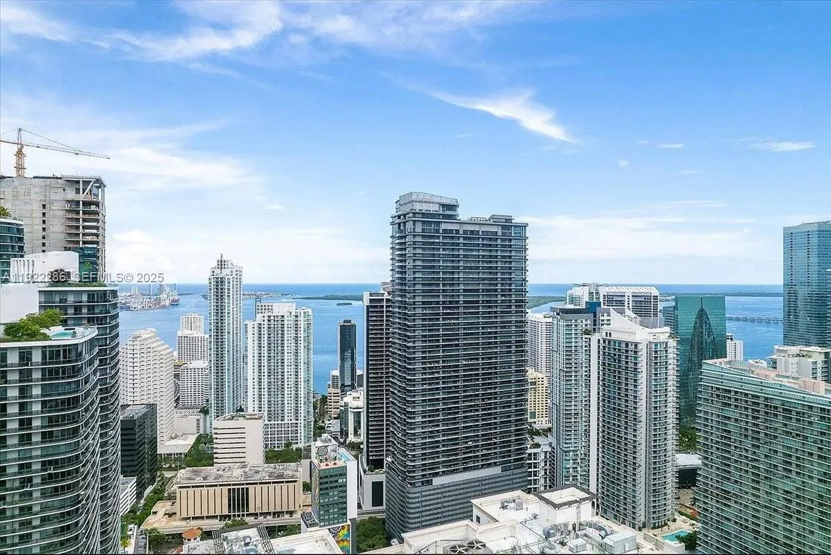 1 bedroom 1 bath for sale at 1000 Brickell Plz # 3211, Miami FL 33131