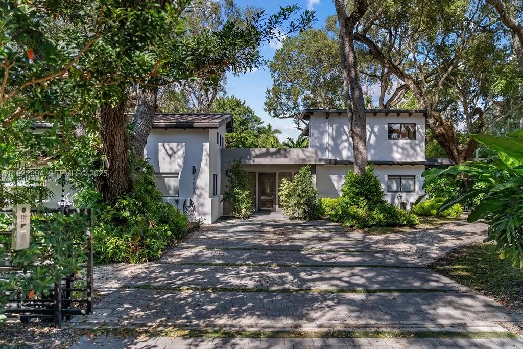 5 bedroom 4 bath for sale at 4095 Battersea Rd, Miami FL 33133