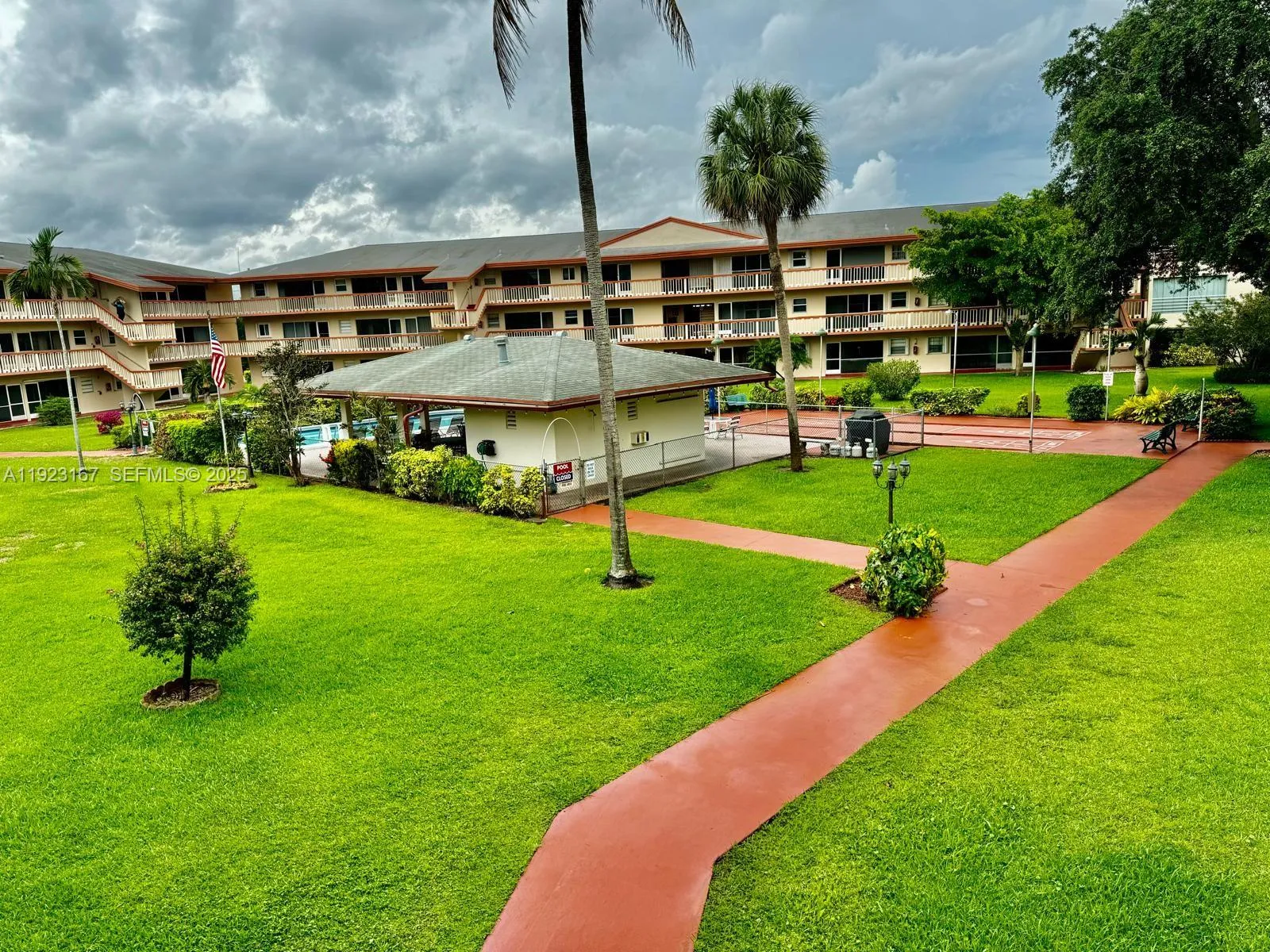 2 bedroom 1 bath for sale at 5300 Washington St # H236, Hollywood FL 33021