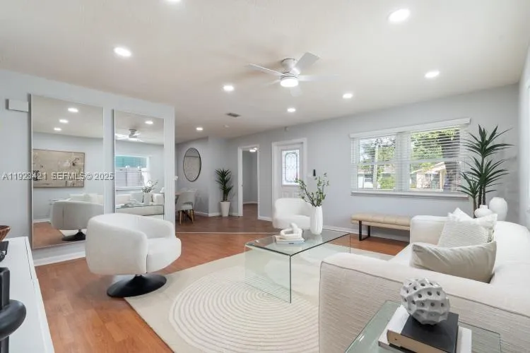 870 NE 35th St, Oakland Park FL 33334