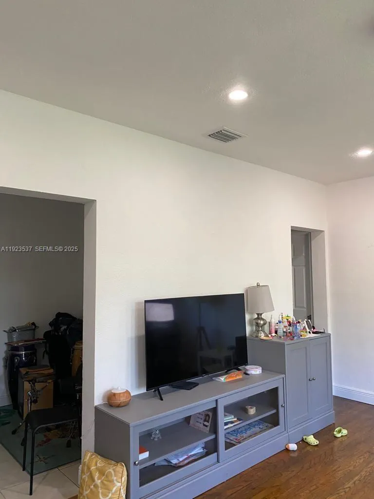 851 80th St, Miami Beach FL 33141