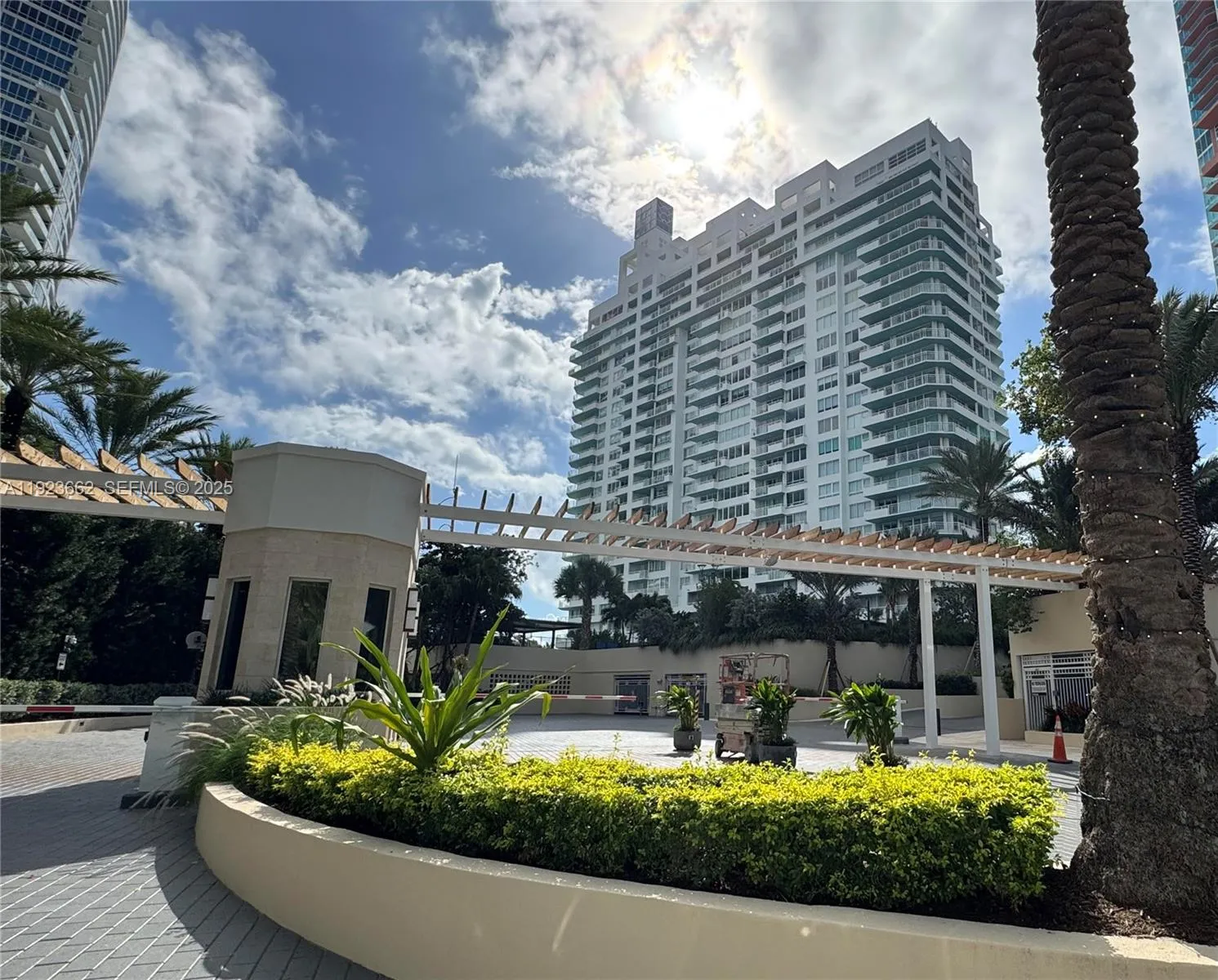 3 bedroom 2 bath for sale at 400 S Pointe Dr # 1610, Miami Beach FL 33139