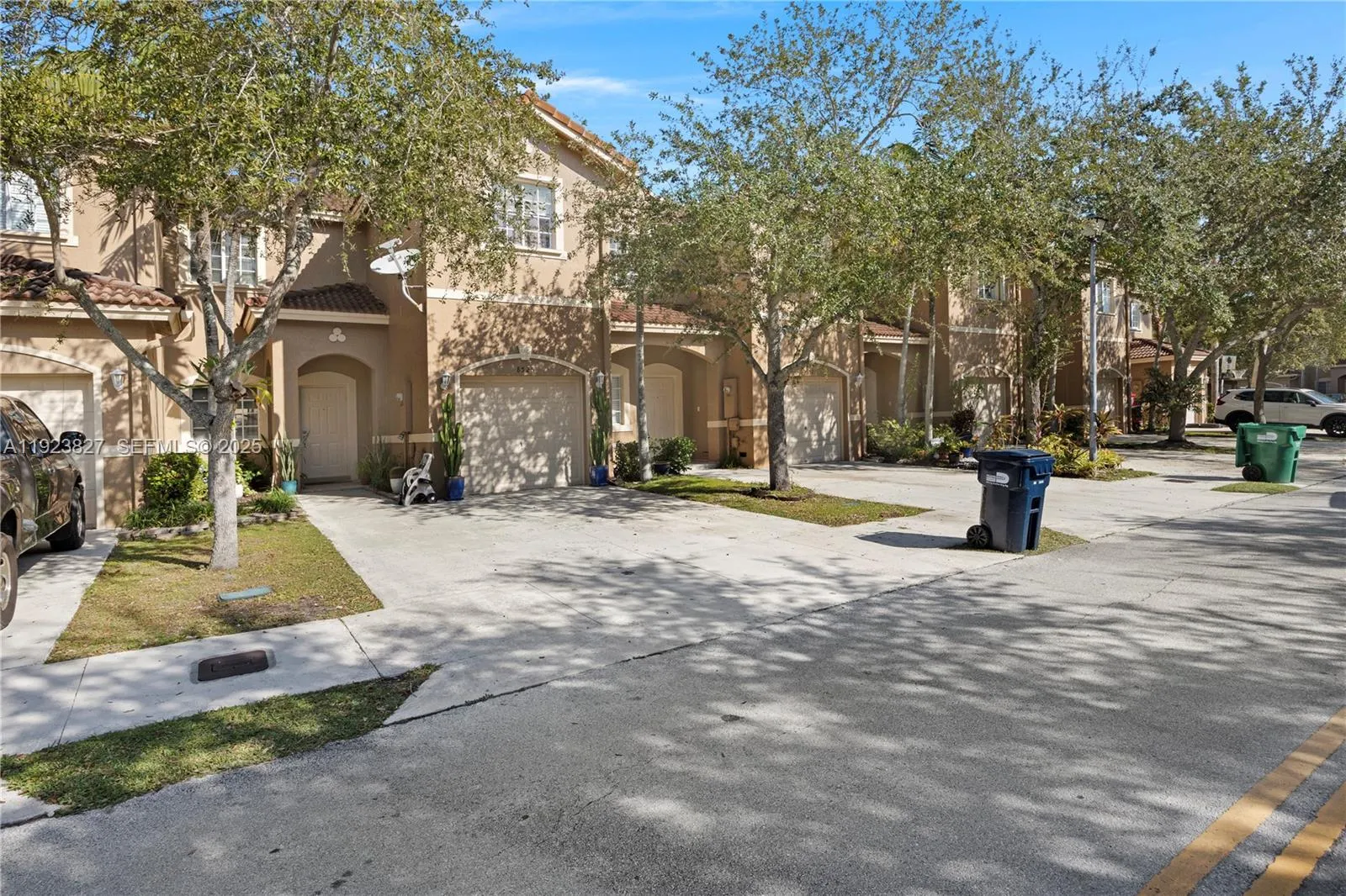 3 bedroom 2 bath for sale at 8525 SW 214th Ter, Cutler Bay FL 33189