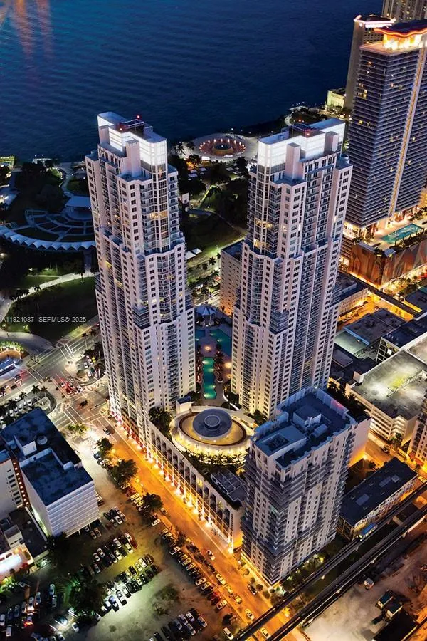 1 bedroom 1 bath for sale at 253 NE 2nd St # 622, Miami FL 33132