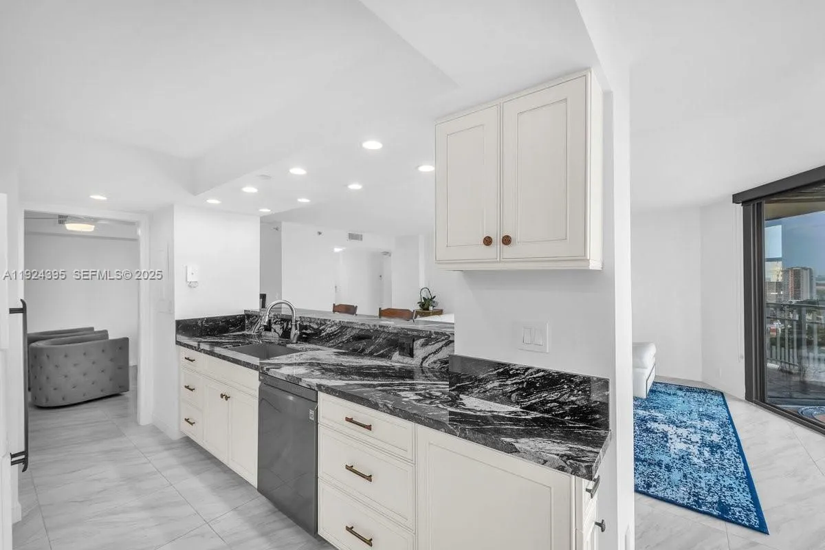 4000 Towerside Ter # 1807, Miami FL 33138