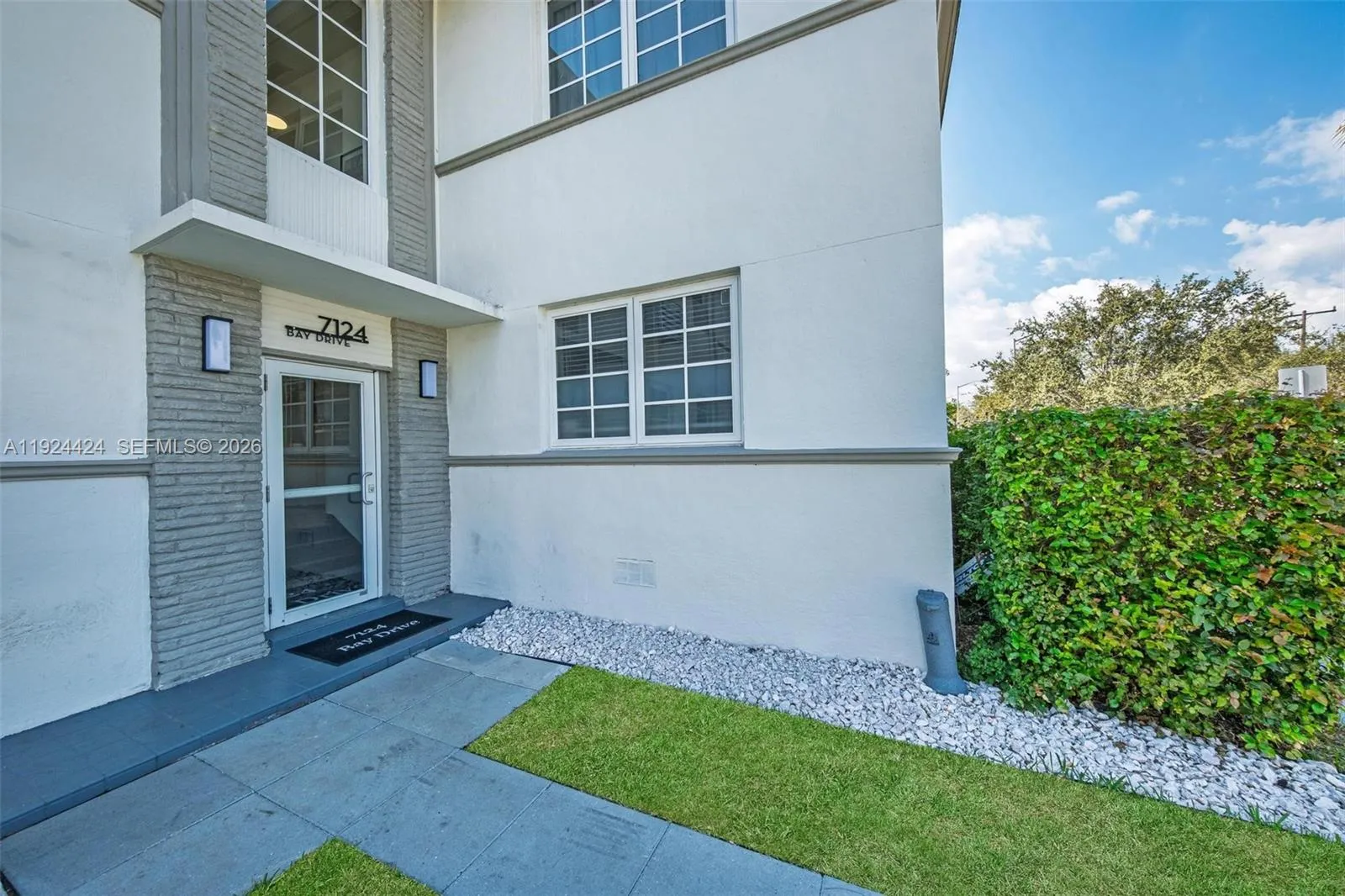 7124 Bay Dr, Miami Beach FL 33141