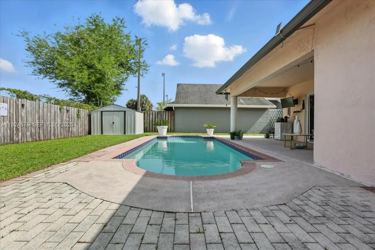 5874 SW 97th Ter, Cooper City FL 33328
