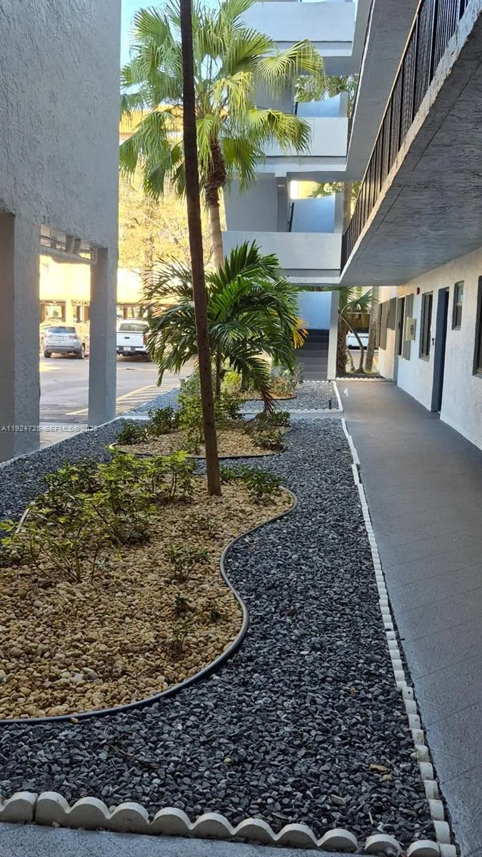 8020 Hampton Blvd # 202, North Lauderdale FL 33068