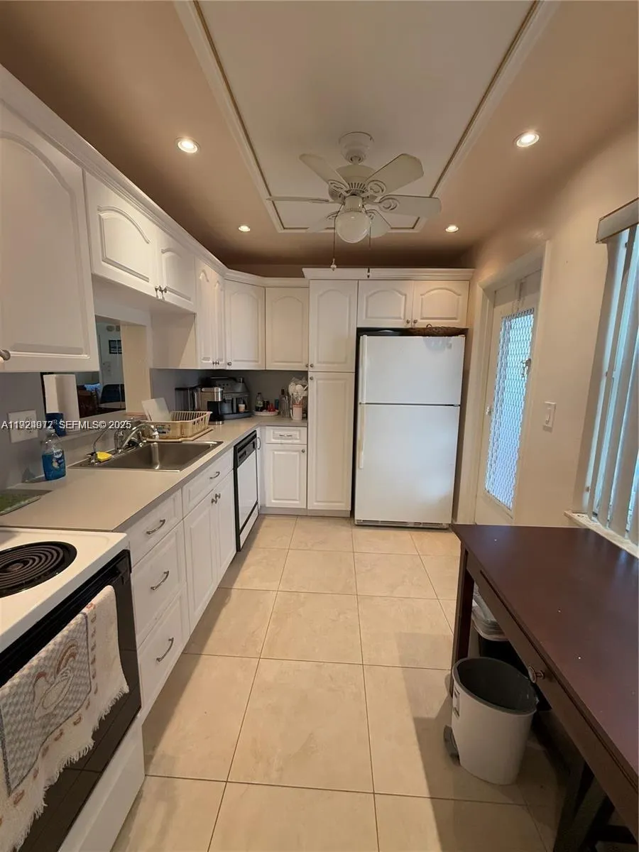 4270 NW 40th St # 202, Lauderdale Lakes FL 33319