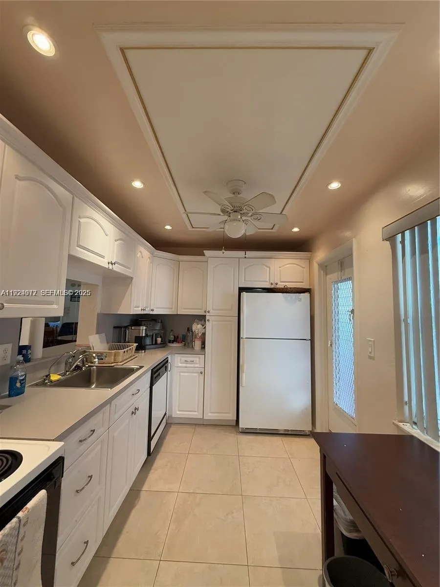 4270 NW 40th St # 202, Lauderdale Lakes FL 33319