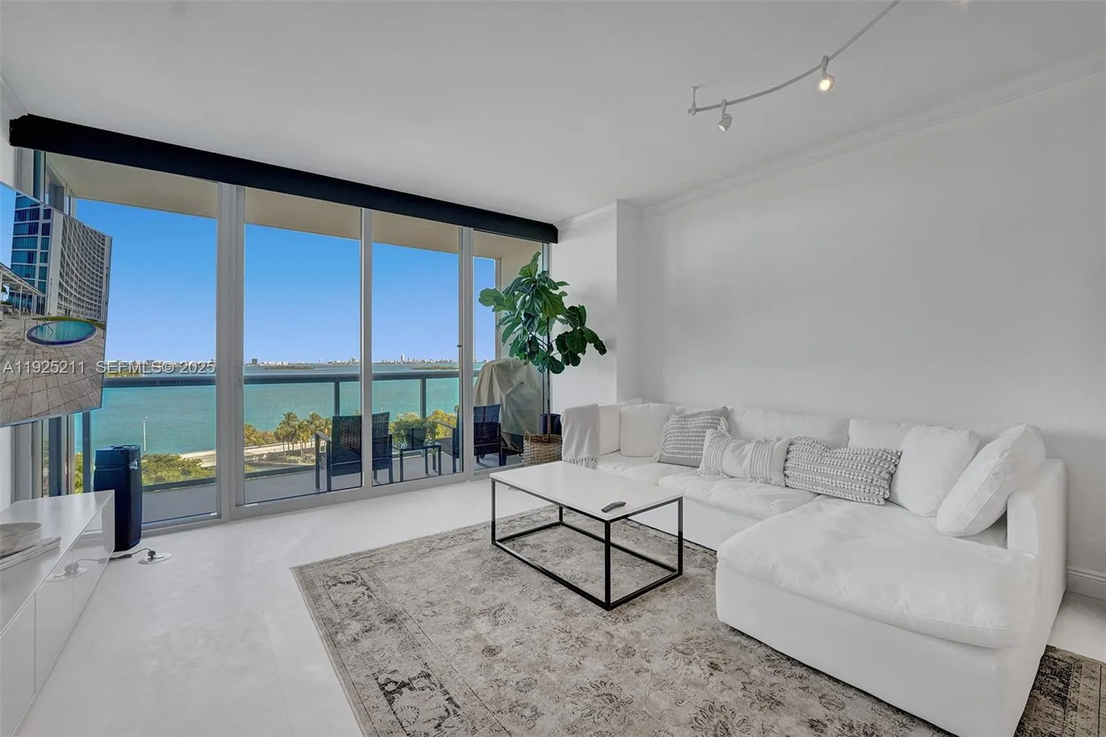 1 bedroom 1 bath for sale at 601 NE 36th St # 811, Miami FL 33137