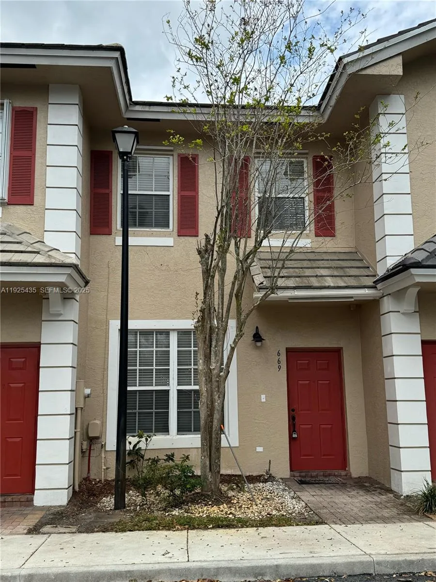 669 NW 42nd Ave, Plantation FL 33317