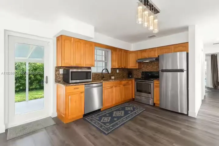 909 NE 7th St, Pompano Beach FL 33060