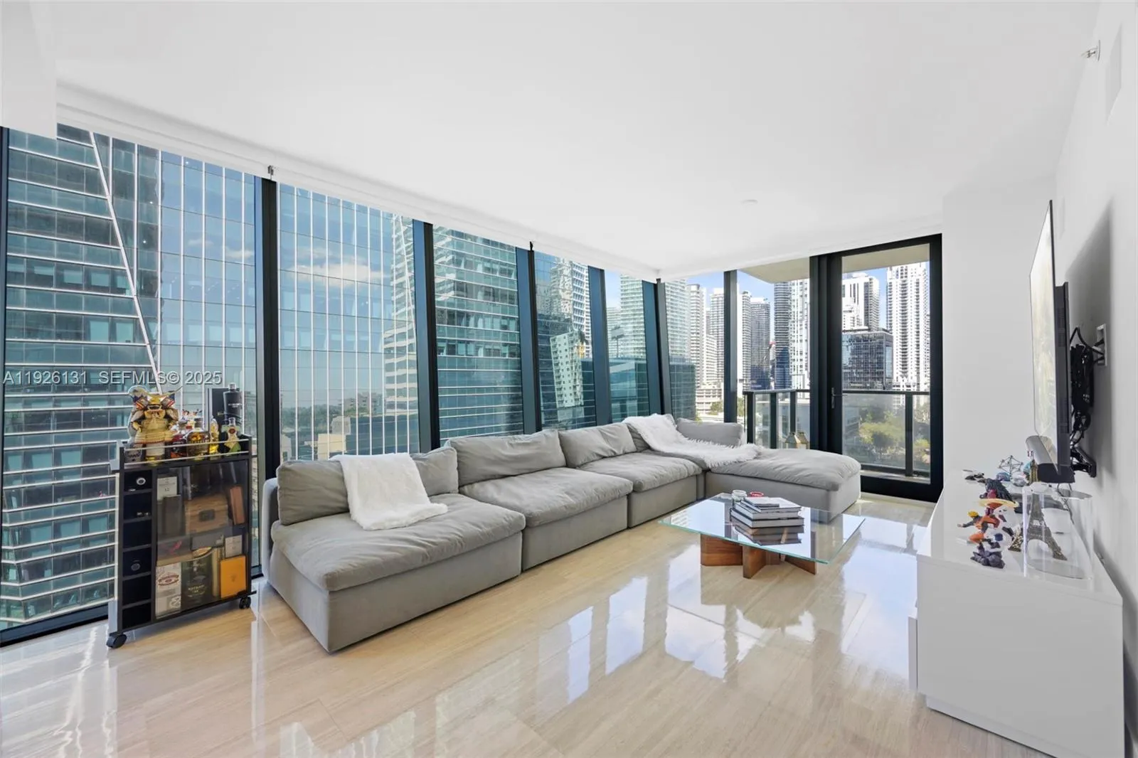 1 bedroom 1 bath for sale at 1451 Brickell Ave # 1106, Miami FL 33131