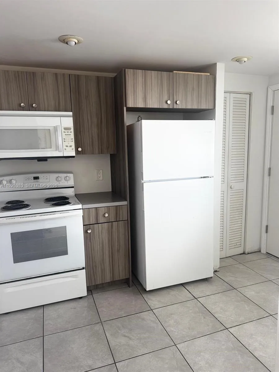 1770 NE 191st St # 1, Miami FL 33179