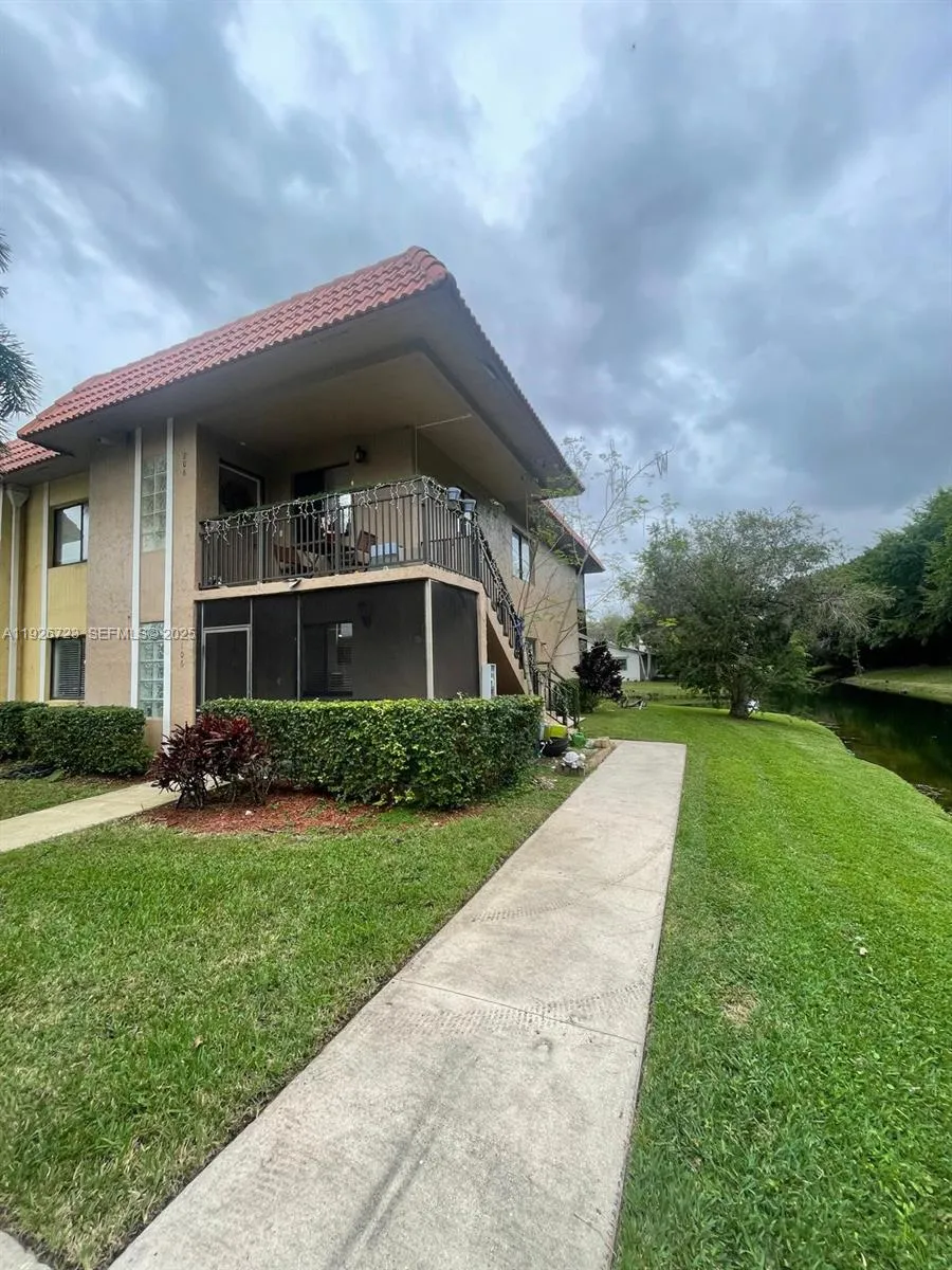2 bedroom 2 bath for sale at 439 Lakeview Dr # 106, Weston FL 33326