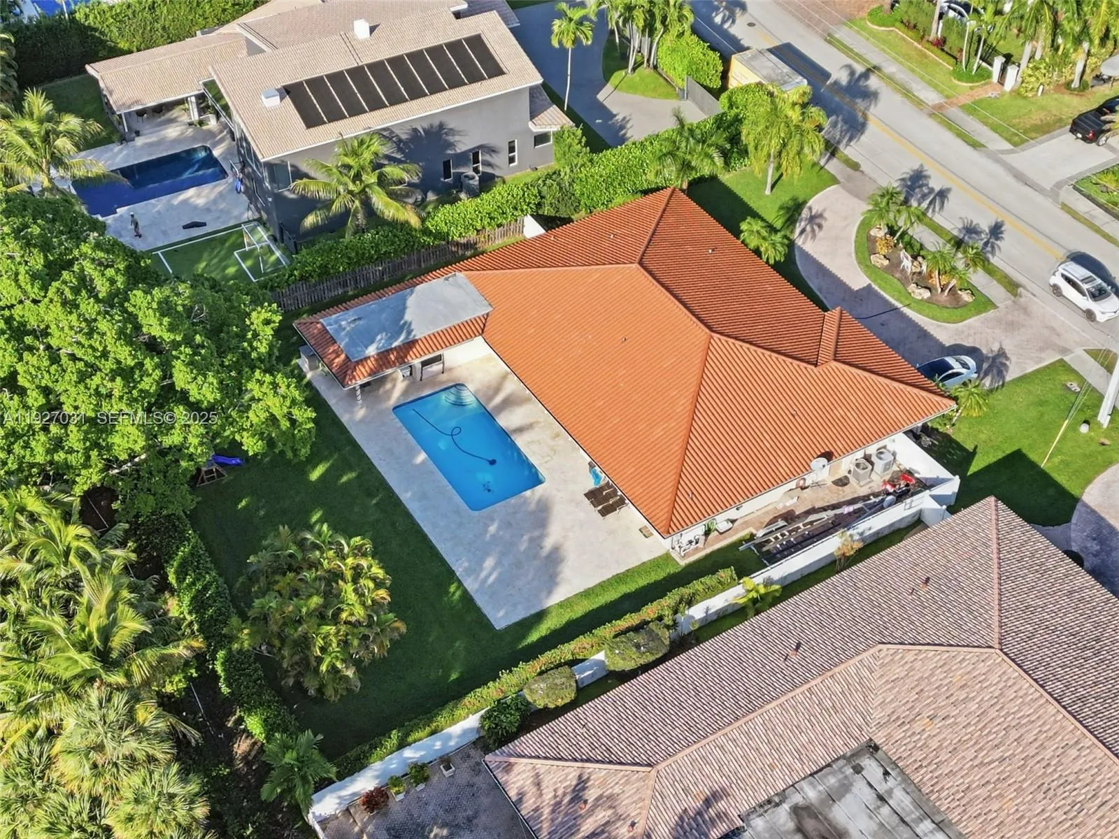 713 Diplomat Pkwy, Hallandale Beach FL 33009