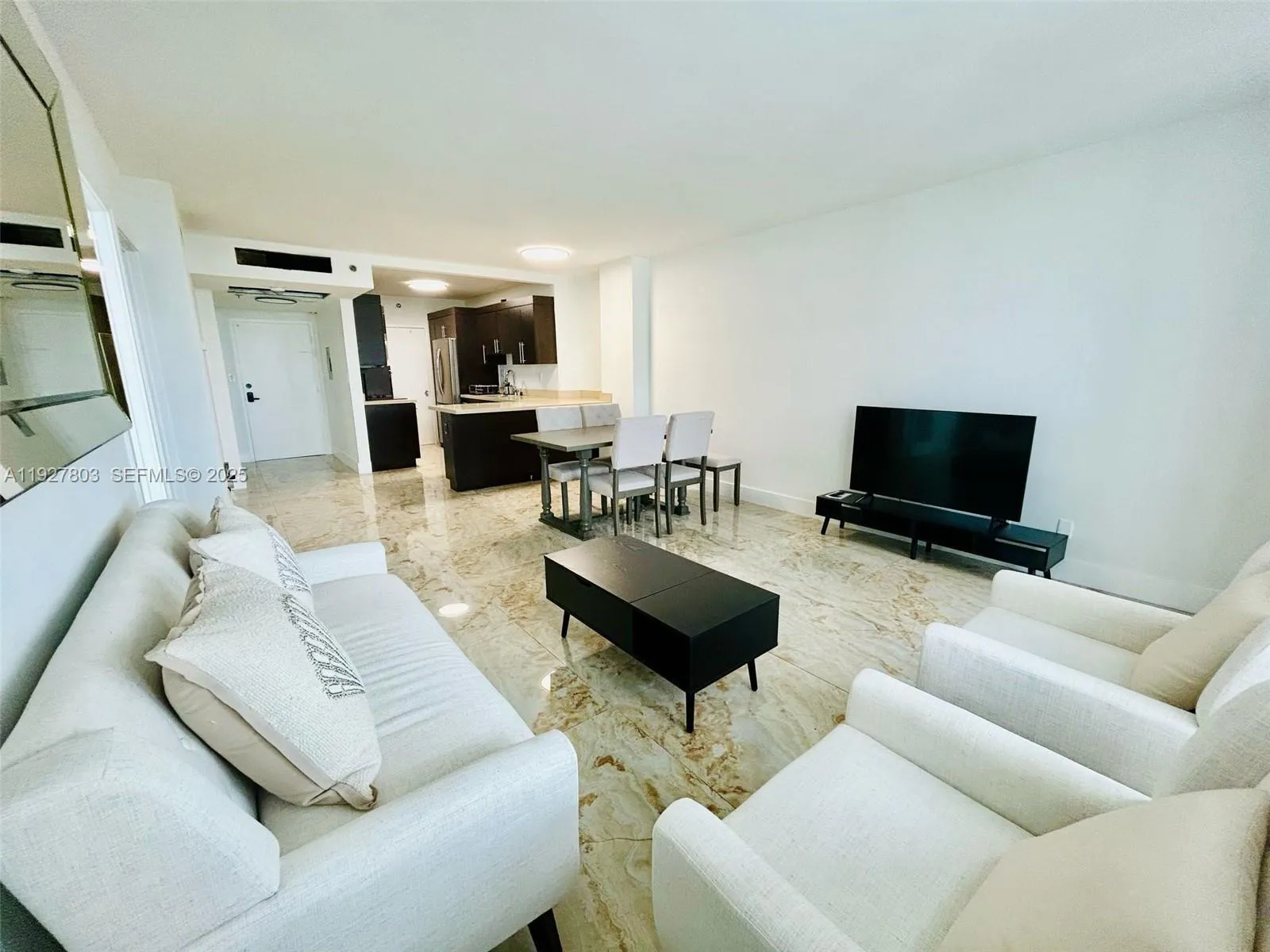 1 bedroom 1 bath for sale at 100 Lincoln Rd # 722, Miami Beach FL 33139