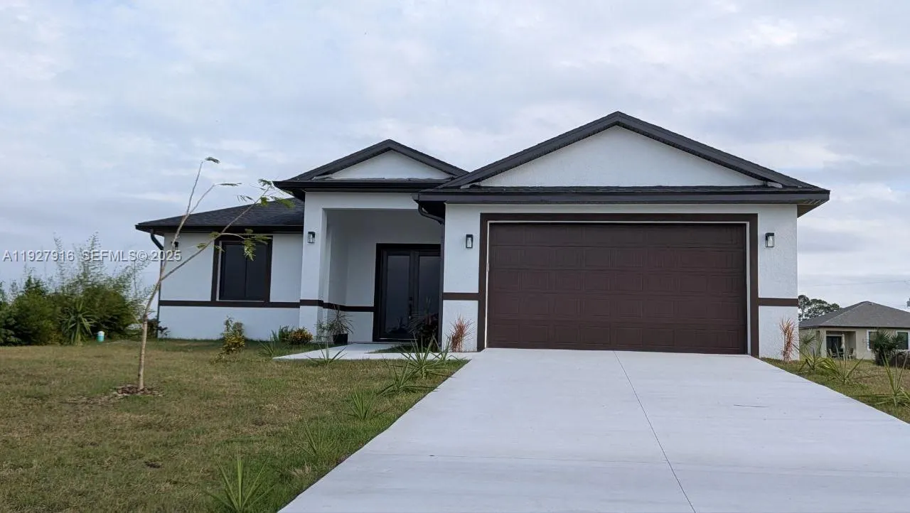 3 bedroom 2 bath Residential for sale at 8033 Oakleaf Cir, La Belle FL 33935