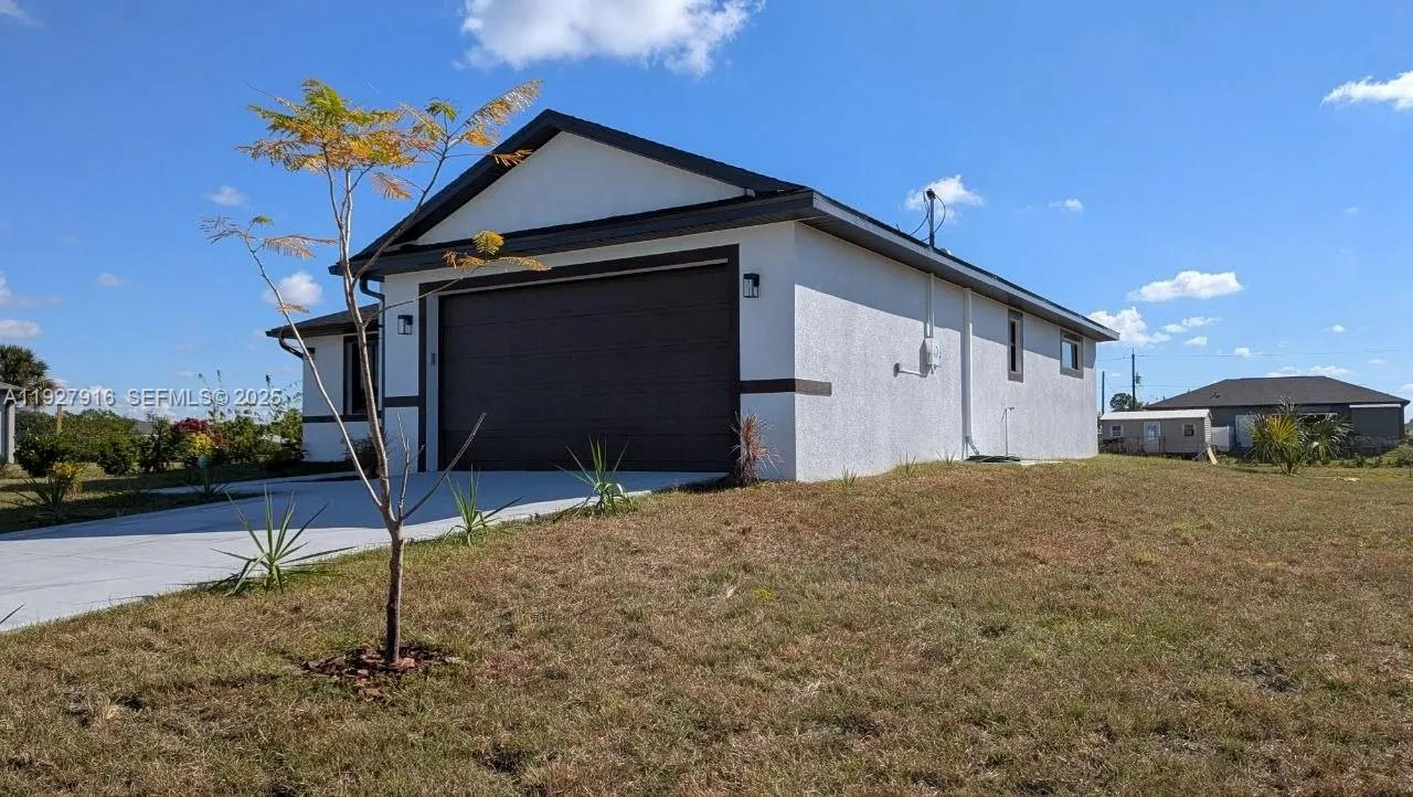 8033 Oakleaf Cir, La Belle FL 33935