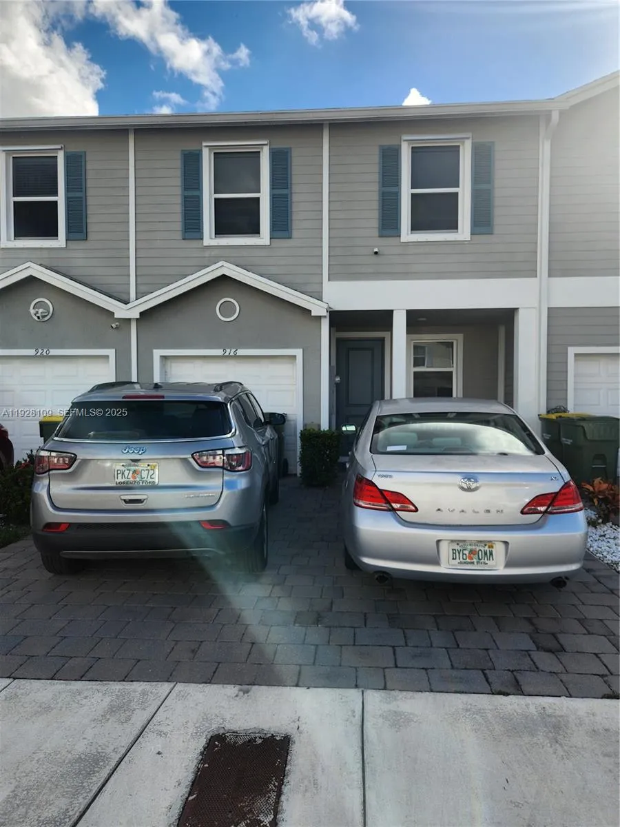 916 SE 17th Ct, Homestead FL 33034