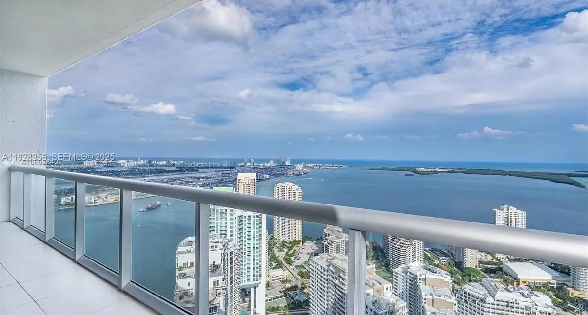 1 bedroom 1 bath for sale at 475 Brickell Ave # 5707, Miami FL 33131