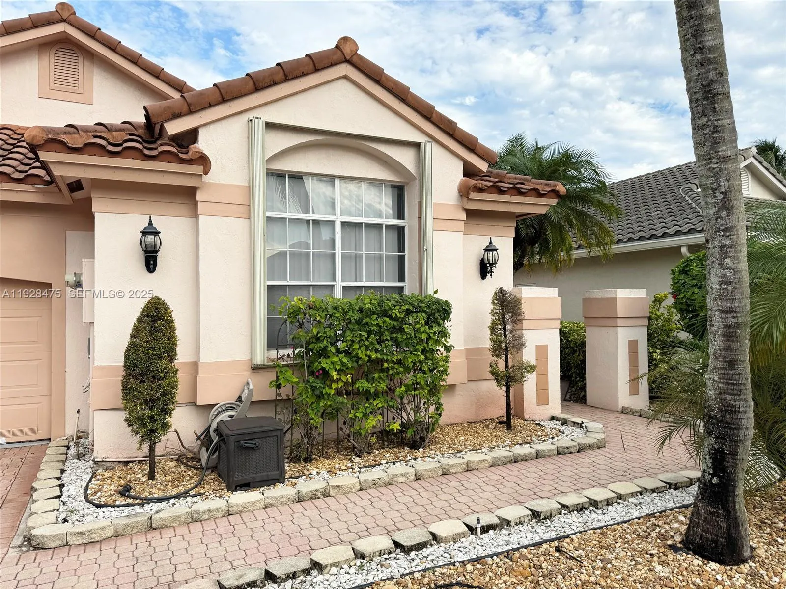 1525 W Lacosta Dr W, Pembroke Pines FL 33027
