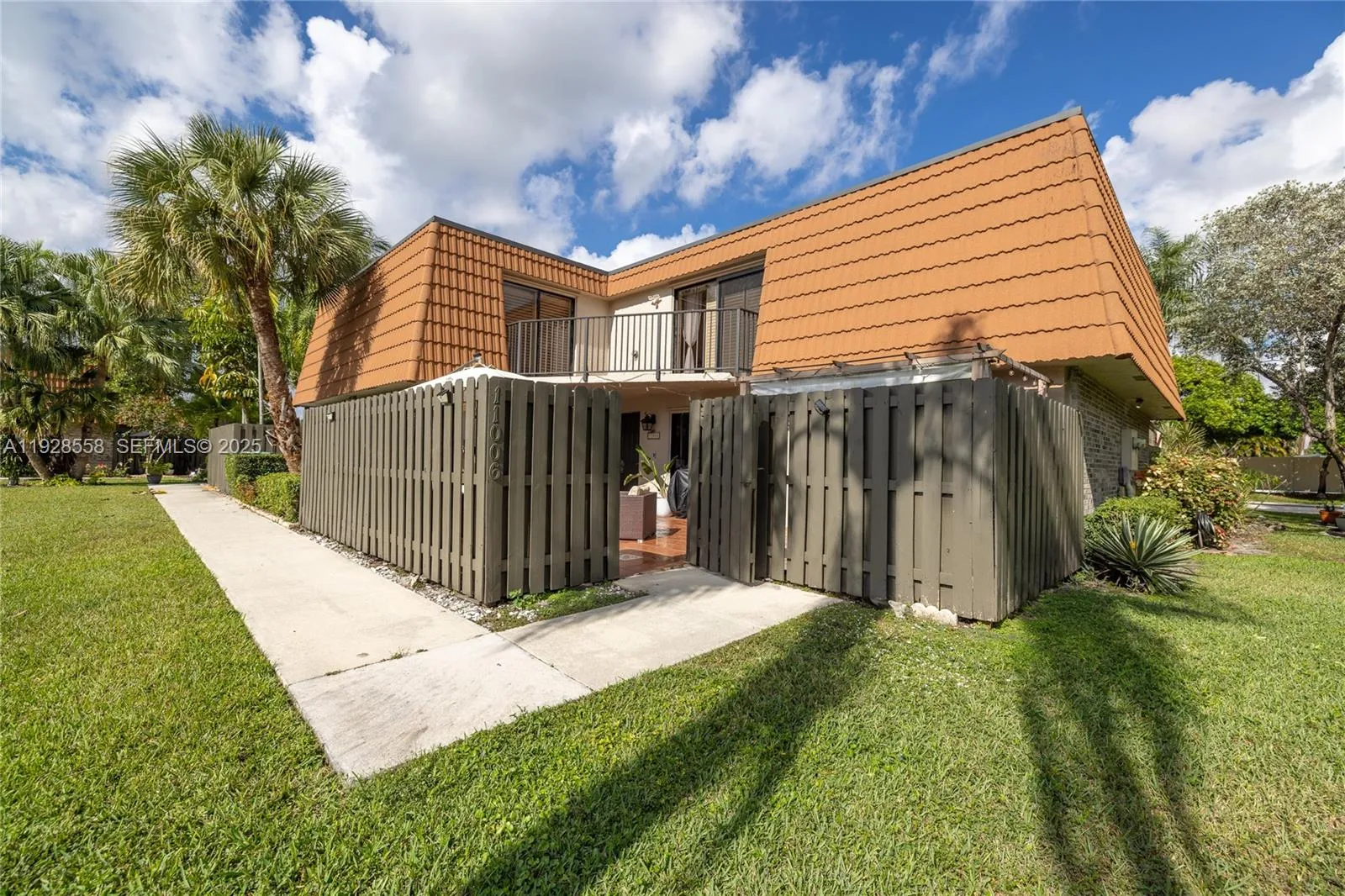 3 bedroom 2 bath for sale at 11006 N Harmony Lake Cir, Davie FL 33324