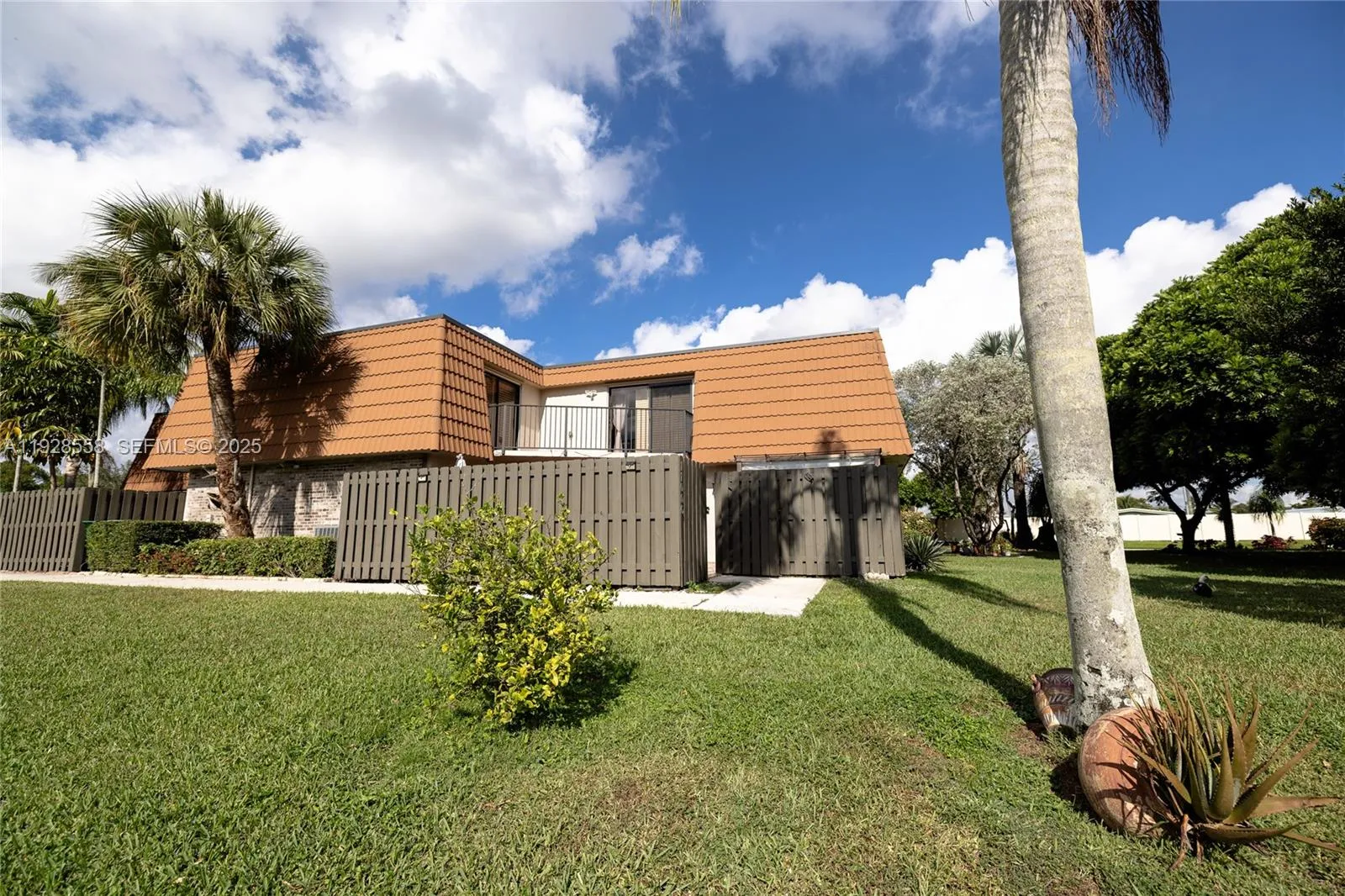 11006 N Harmony Lake Cir, Davie FL 33324