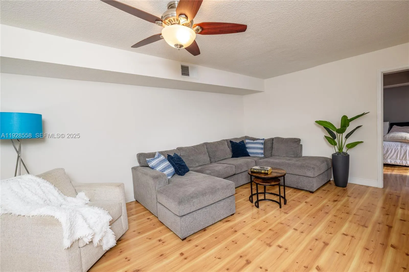 11006 N Harmony Lake Cir, Davie FL 33324
