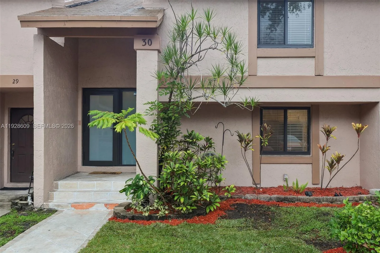 30 Chestnut Cir, Cooper City FL 33026