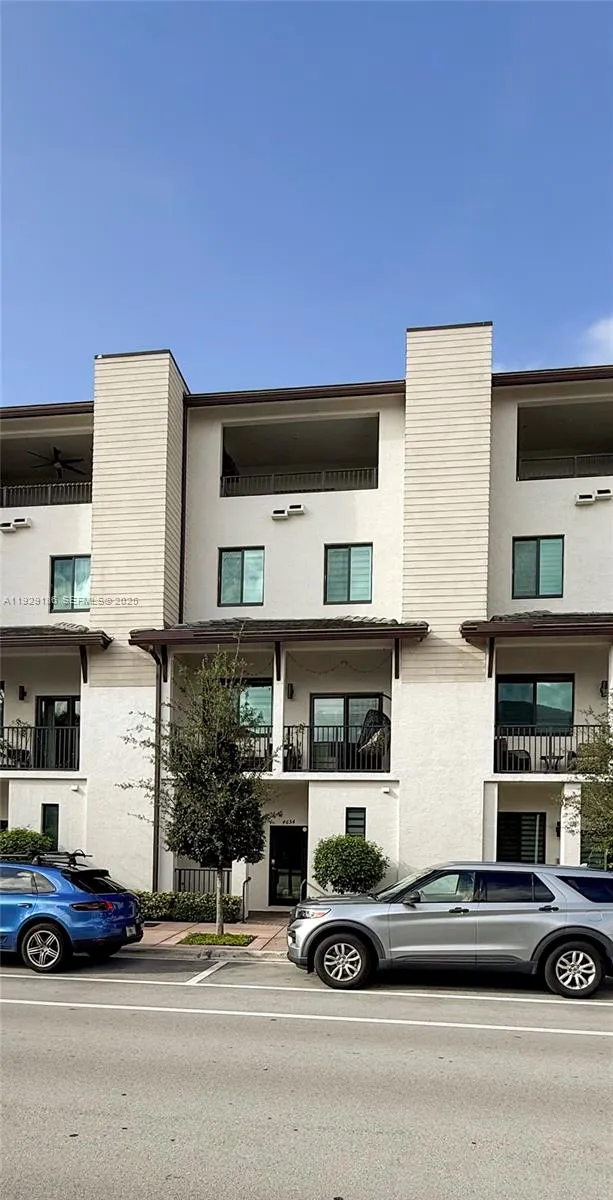 3 bedroom 3 bath for sale at 4654 NW 84th Ave, Doral FL 33166