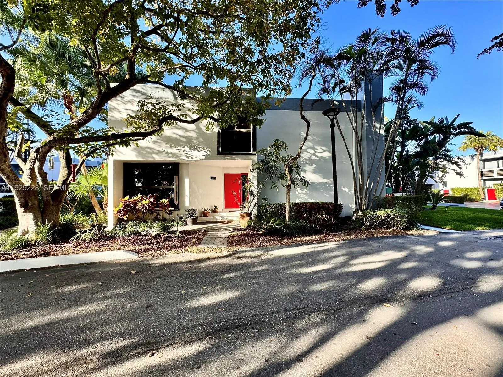 2 bedroom 2 bath for sale at 3007 NE 183rd Ln, Aventura FL 33160