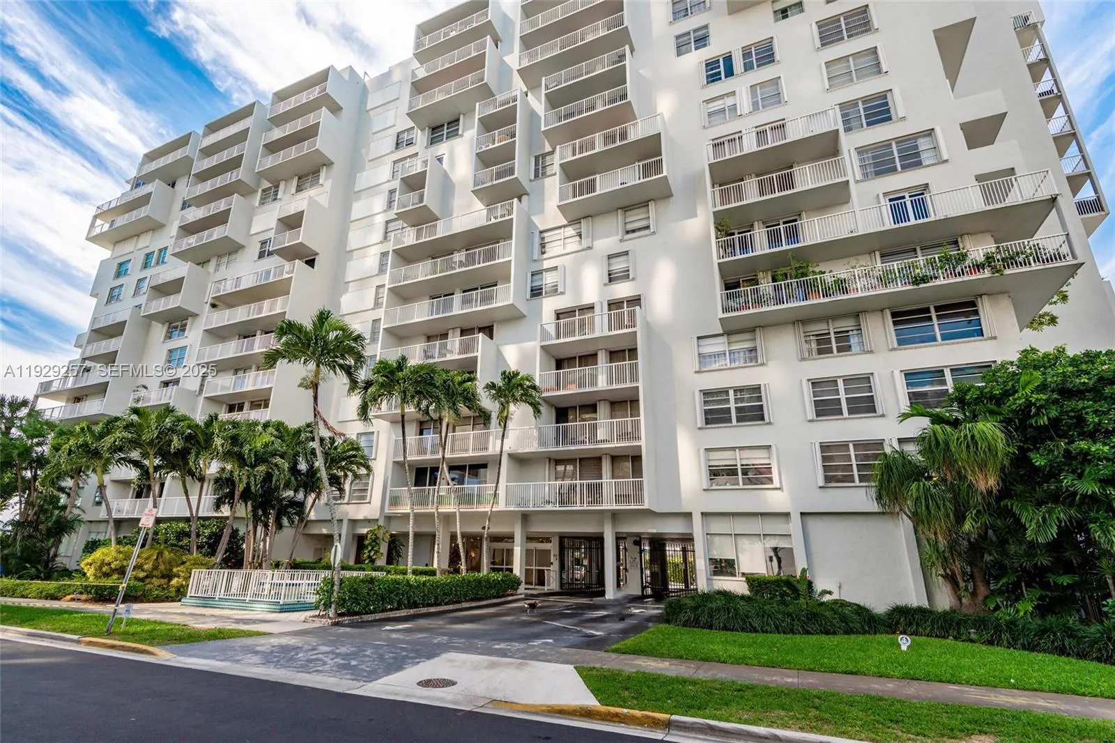 1 bedroom 1 bath for sale at 150 SE 25th Rd # 7J, Miami FL 33129
