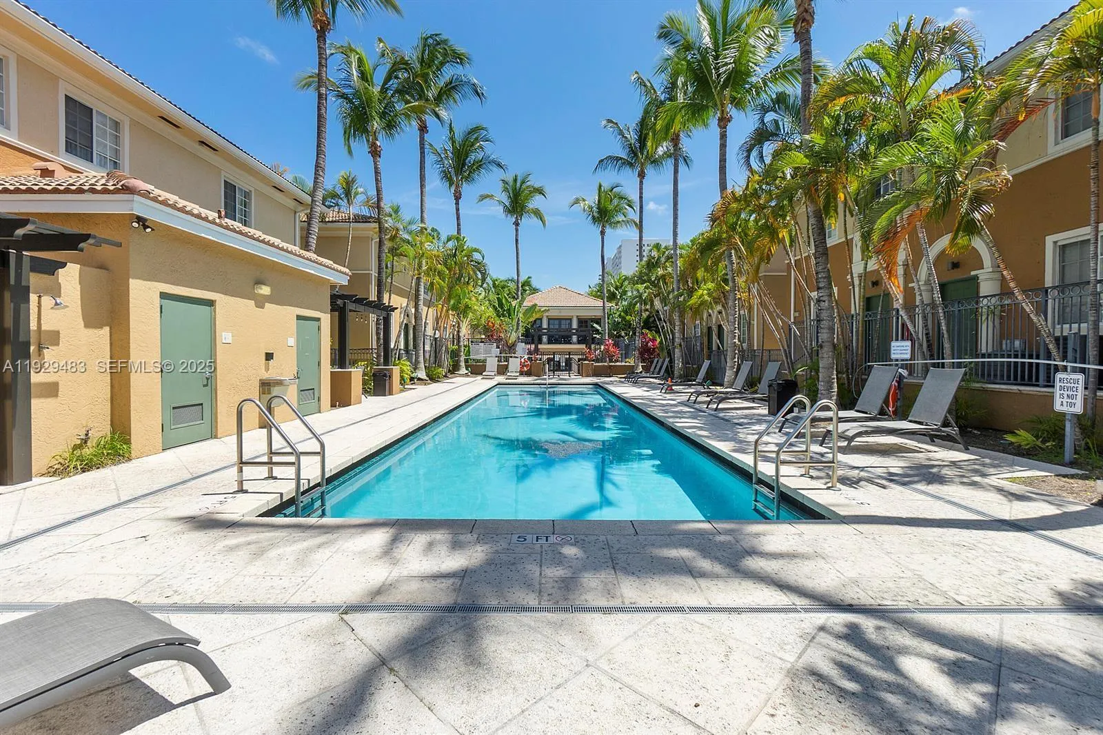 2 bedroom 2 bath for sale at 2861 NE 185th St # 302, Aventura FL 33180