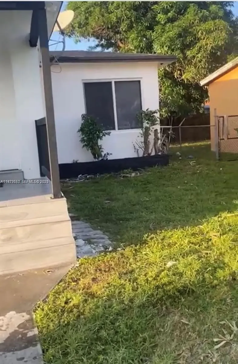 3085 NW 51st St, Miami FL 33142