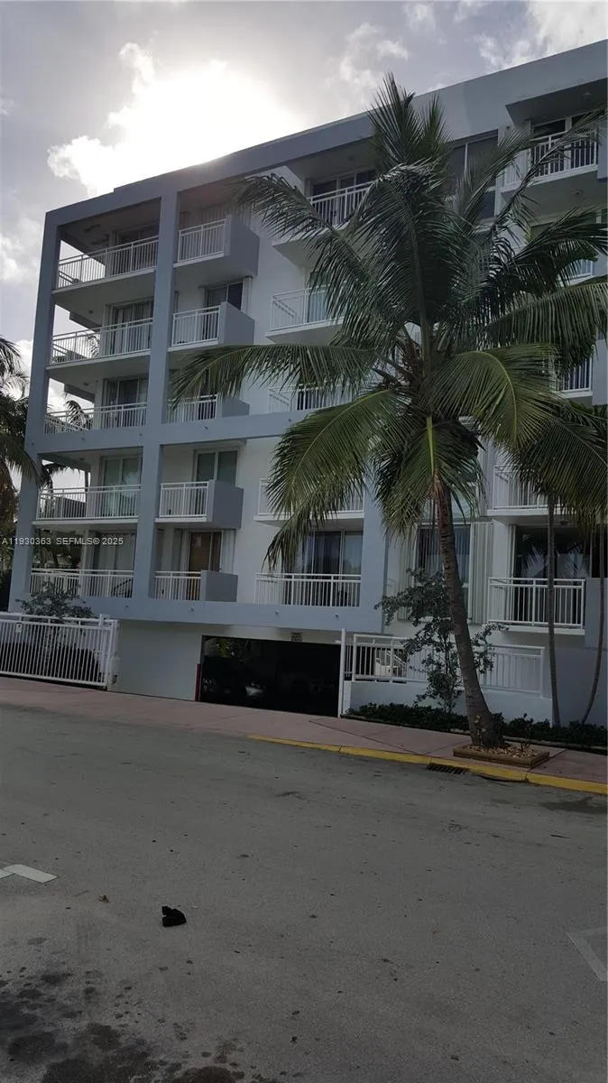 7832 Collins Ave # 403, Miami Beach FL 33141