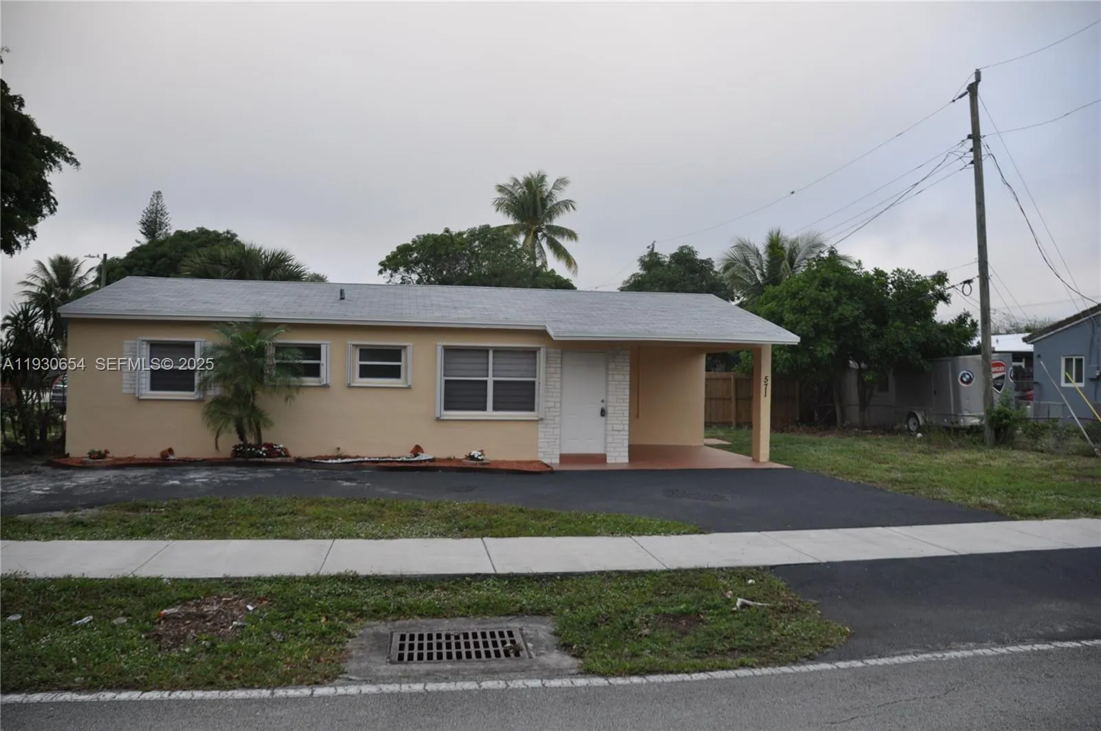 3 bedroom 2 bath for sale at 571 NE 61st St, Oakland Park FL 33334