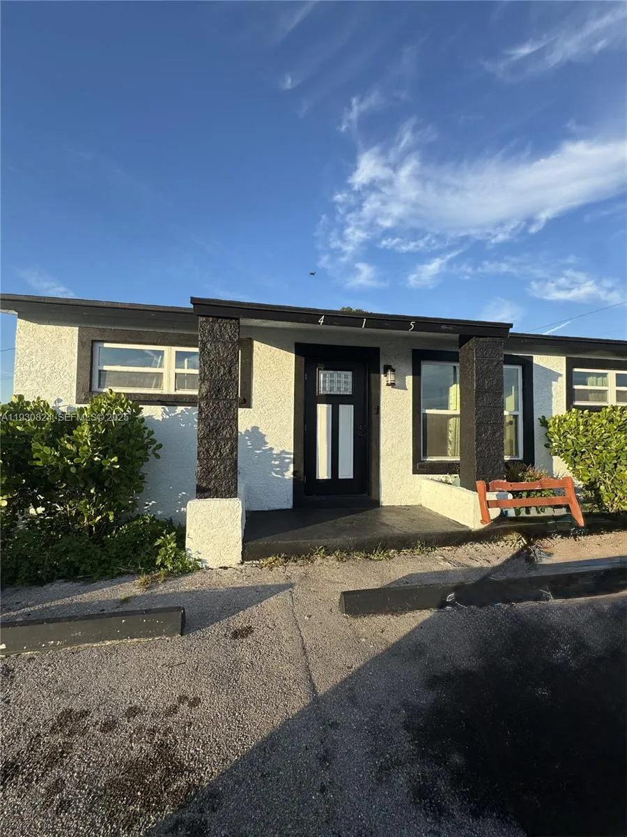 3 bedroom 2 bath for sale at 415 SE 4th St, South Bay FL 33493