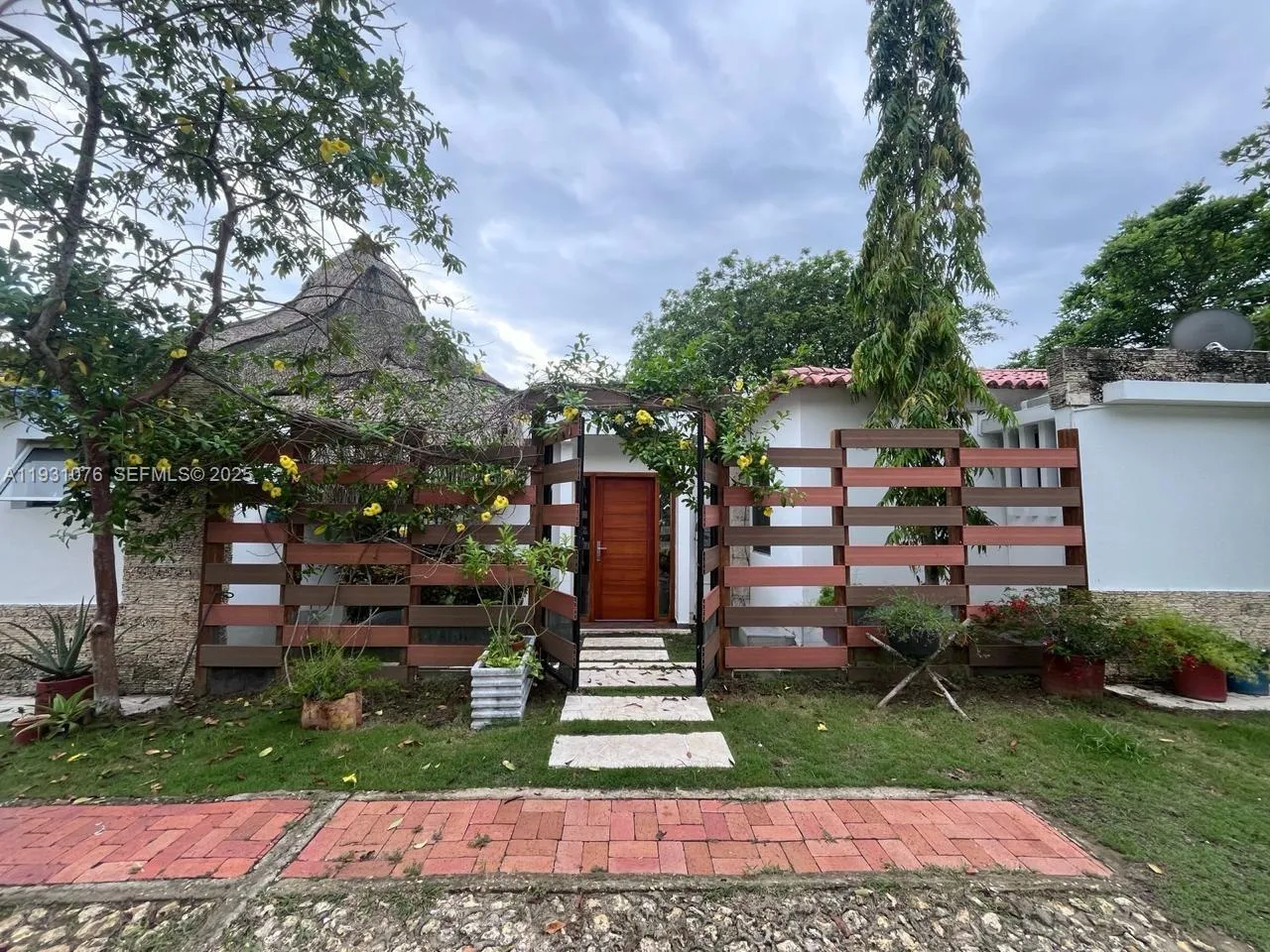 7 bedroom 5 bath for sale at CARRETERA TRONCAL DE OCCI Sector Aguas Vivas, FL