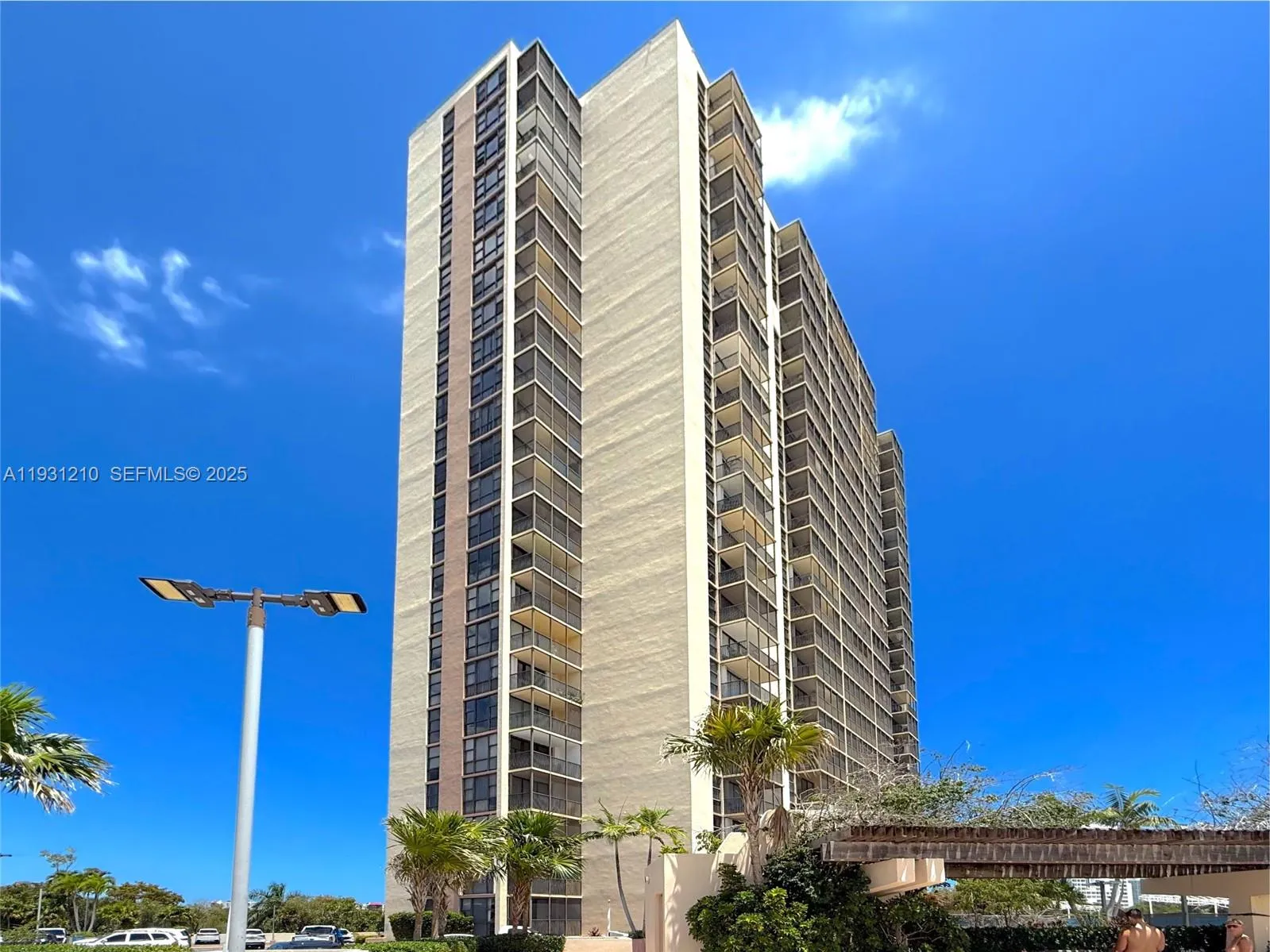 2 bedroom 2 bath for sale at 20379 W Country Club Dr # 2334, Aventura FL 33180