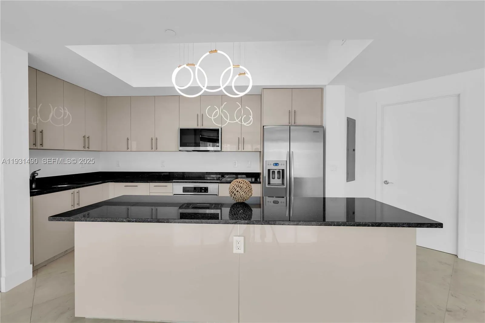 2 bedroom 2 bath for sale at 3131 NE 188th St # 1005, Aventura FL 33180