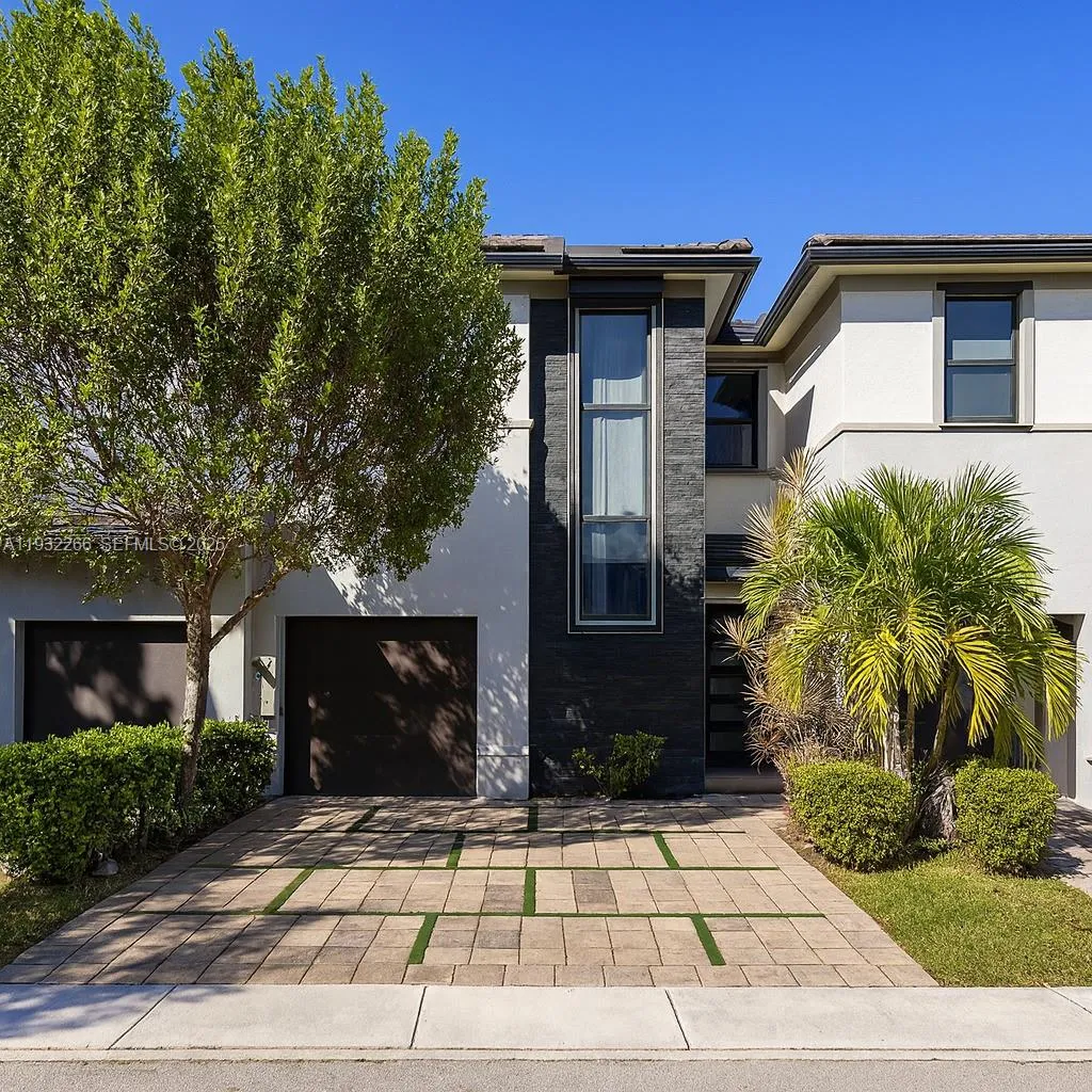 9155 NW 161st St, Miami Lakes FL 33018