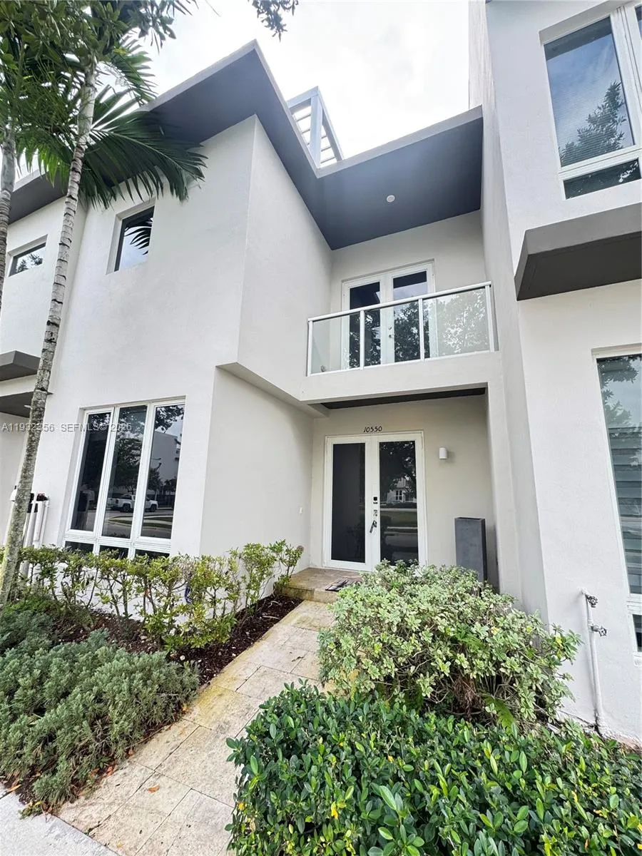 10550 NW 65th Ln, Doral FL 33178