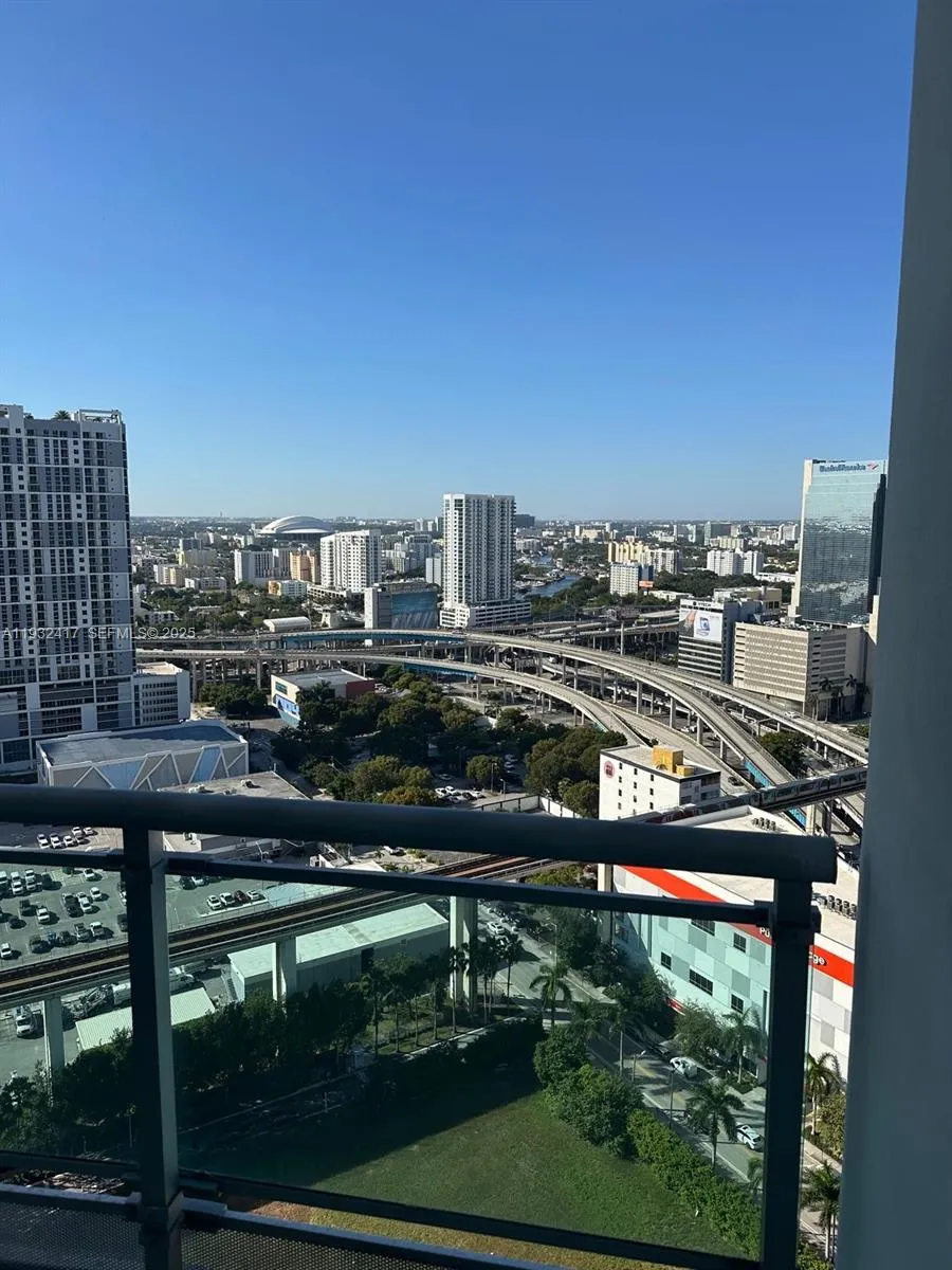 2 bedroom 2 bath for rent at 350 S Miami Ave # 2913, Miami FL 33130